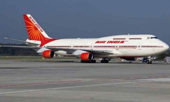 हवाई जहाज का दरवाजा बंद करते वक्त गिरी एयर होस्टेस, टूटी टांग