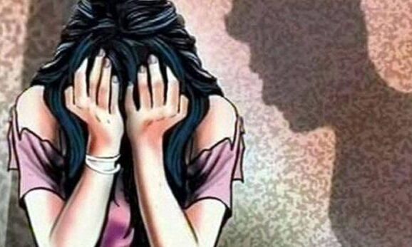 घरवालों की मौजूदगी में शुद्धिकरण के नाम पर नाबालिग से करता था रेप