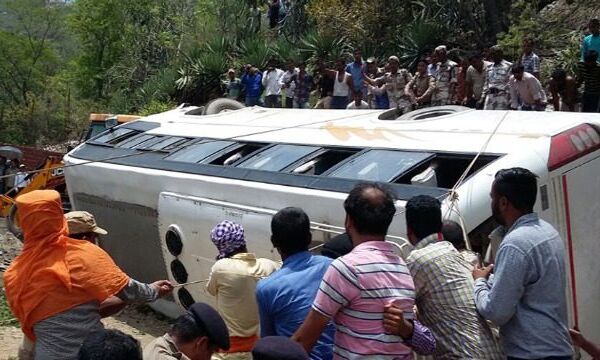 उत्तरकाशी से विकासनगर जा रही बस खाई में गिरी, एक की मौत; नौ घायल