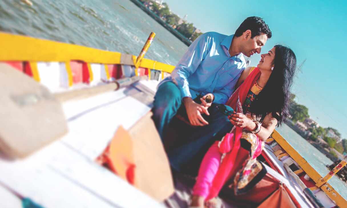 पार्टनर के इन इशारों में छिपे होते हैं कई रोमांटिक राज, कभी किया है आपने गौर...