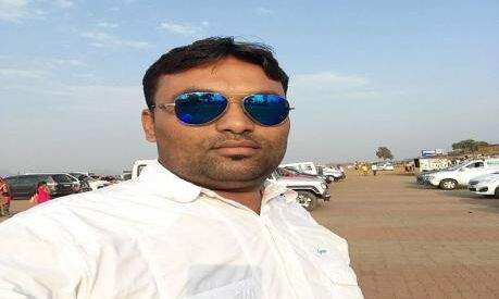 सूरत में चलती ट्रेन में लुटेरों से फोन बचाने के चक्‍कर में कांग्रेस जिला प्रमुख की मौत