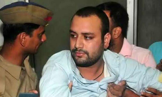 अखिलेश यादव ने पार्टी से बाहर निकाला सारा के कातिल को