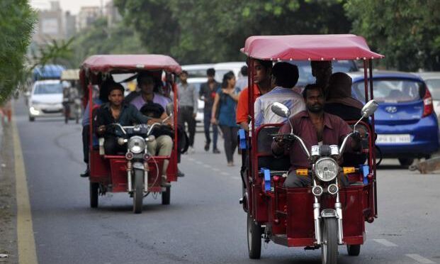 स्टेशन पर सभी यात्रियों को प्लेटफार्म तक पहुंचने के लिए बैटरी रिक्शा