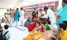 ASI के बेटे की पुलिस हिरासत में मौत के बाद धरने पर बैठे शिवराज, CBI जांच की मांग