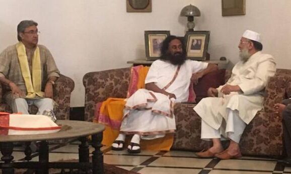 सलमान नदवी से मिले रविशंकर, बोले- राम मंदिर पर मुस्लिमों का सहयोग मिल रहा