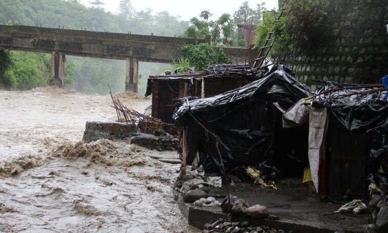 उत्तराखंडः बारिश से बंद हुए यमुनोत्री हाईवे पर फंसे यात्री, उफान पर आए नदी नाले