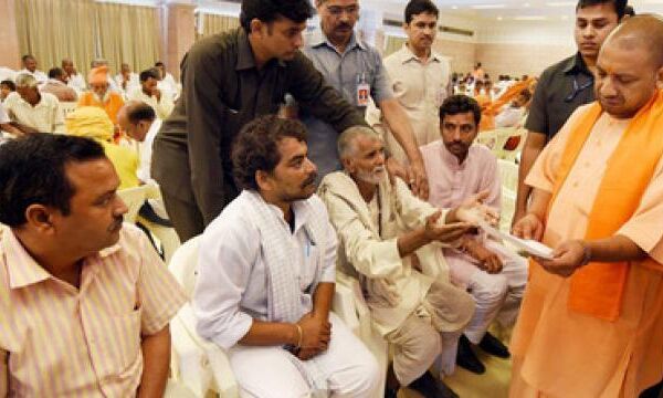 सीएम योगी आदित्यनाथ ने गोरखनाथ मठ में लगाया जनता दरबार
