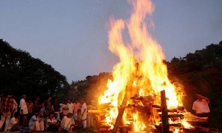 घर के बाहर बीवी-बच्चों संग चिता पर बैठ गया, फिर हुआ ये सब, 3 की हालत गंभीर