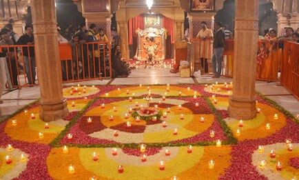 21 हजार दीपकों की रोशनी से जगमगाया मंदिर