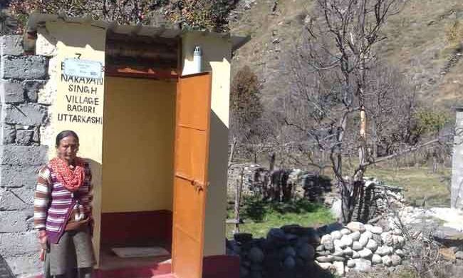इस गांव में शौचालयों के बाहर लिखा है घर के मुखिया का नाम