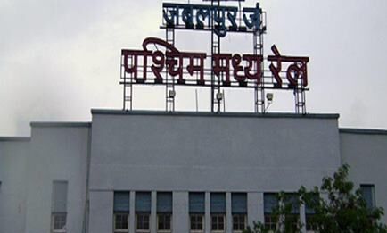 ट्रेन की लोकेशन बताएंगे निजी कर्मचारी, इन स्टेशनों पर मिलेगी सुविधा