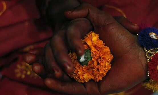 सुहागरात में जांचते हैं दुल्हन की वर्जिनिटी, व्हाट्सएप ग्रुप से विरोध
