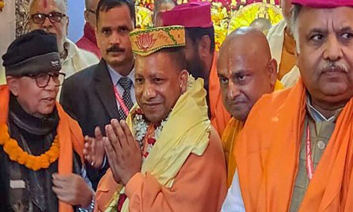CM योगी, राम-सीता स्‍वयंवर में शामिल हुए, हेलीकॉप्‍टर से फूल बरसे  CM योगी, राम-सीता स्‍वयंवर में शामिल हुए, हेलीकॉप्‍टर से फूल बरसे
