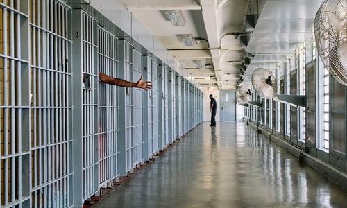 अमेरिका की जेल में आपस में भिड़े कैदी, 7 मरे, 17 घायल