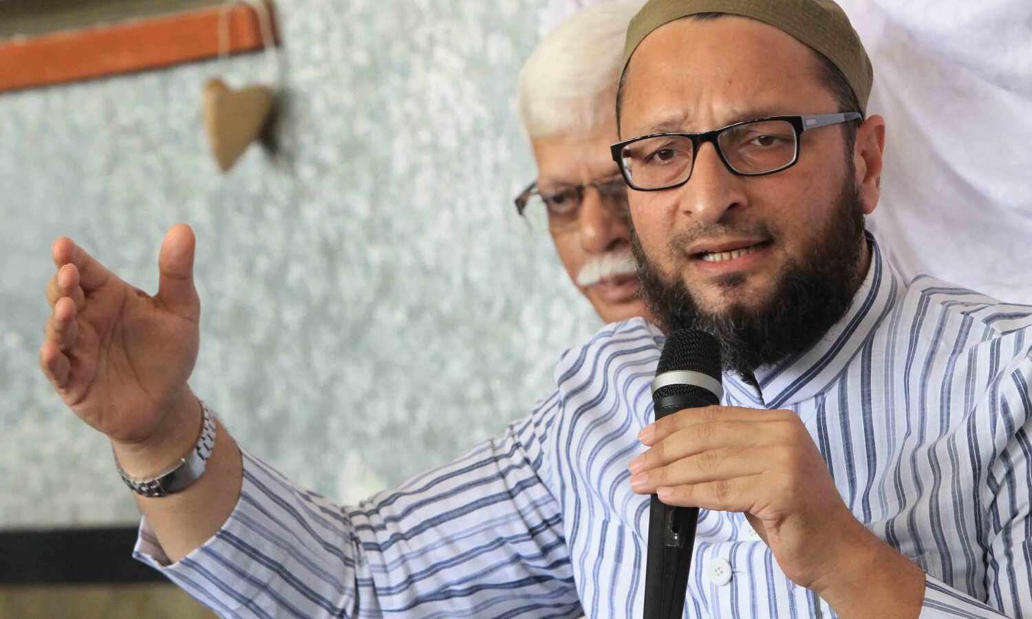 मुंबई में ओवैसी पर फेंका गया जूता, तीन तलाक बिल का रहे थे विरोध