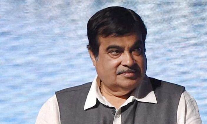 नितिन गडकरी ने ठेकेदारों को फिर दी चेतावनी- बुलडोजर के नीचे डाल दूंगा
