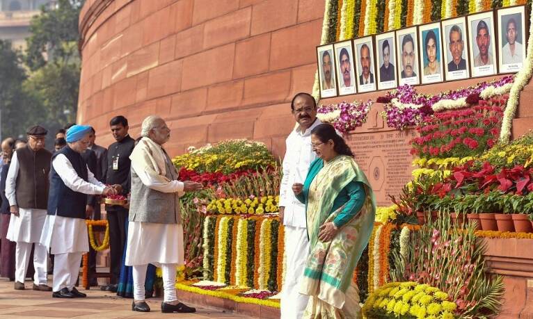 संसद हमले को 17 साल: PM मोदी सहित संसद सदस्यों ने शहीदों को दी श्रद्धांजलि