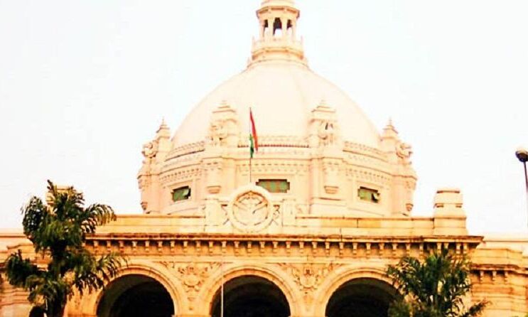 यूपी में 33 से ज्यादा आईएएस अधिकारियों के तबादले, कई जिलों में डीएम बदले गए