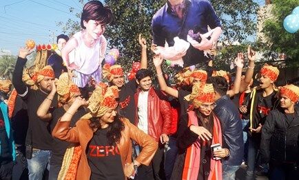 यहां निकली शाहरुख की बारात, जीरो देखने पहुंचे फैंस ऐसे झूमे
