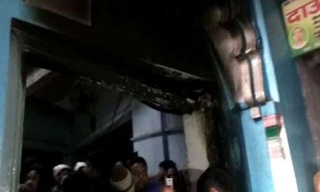 कासगंज के धार्मिक स्थल के दरवाजे पर आग लगाने से फिर बढ़ा तनाव