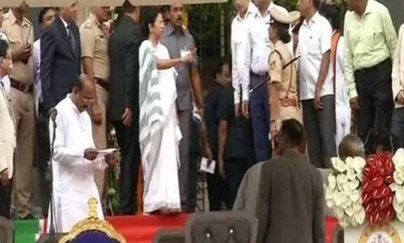 कुमारस्वामी के शपथ ग्रहण समारोह में भड़कीं ममता, DGP को मंच पर ही सुनाई खरीखोटी