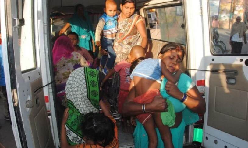 UP: प्रतापगढ़ में मिड डे मील का दूध पीकर 72 बच्चे बीमार, प्रधानाध्यापक और शिक्षक निलंबित