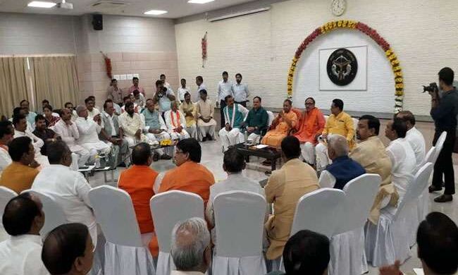 CM योगी आदित्यनाथ ने प्रदेश के नवनिर्वाचित सांसदों को भोज पर बुलाया, दी बधाई