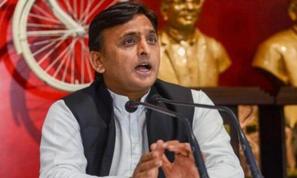 सपा सुप्रीमो अखिलेश यादव पहुंचे रुद्रपुर, बंद कमरे में कर रहे बैठक
