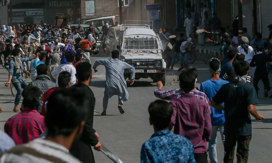 श्रीनगर में CRPF की गाड़ी ने मारी टक्कर, हॉस्पिटल में युवक की मौत