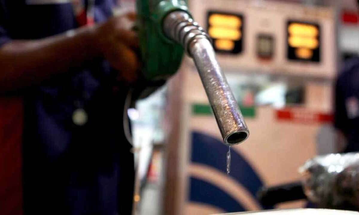 ईंधन के दाम घटाने के लिए टैक्स लगाएगी सरकार