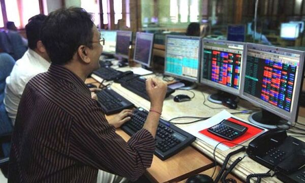 रिकॉर्ड स्तर पर बाजार, सेंसेक्स 33981,निफ्टी 10521 पर खुला