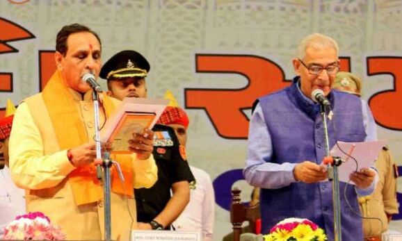 कुछ देर में शपथ लेंगे रूपाणी, एयरपोर्ट से सचिवालय तक मोदी का रोड शो जारी