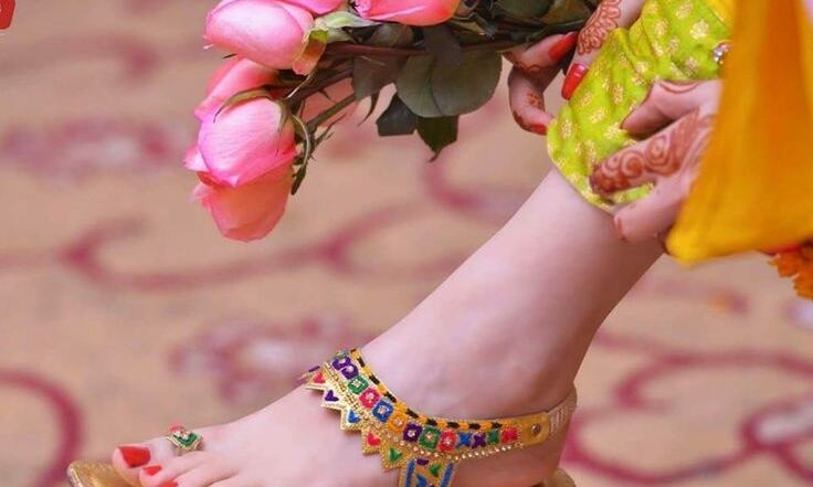 शादी के दिन क्लासी लुक पाने के लिए कैरी करें यह फ्लैट फुटवियर