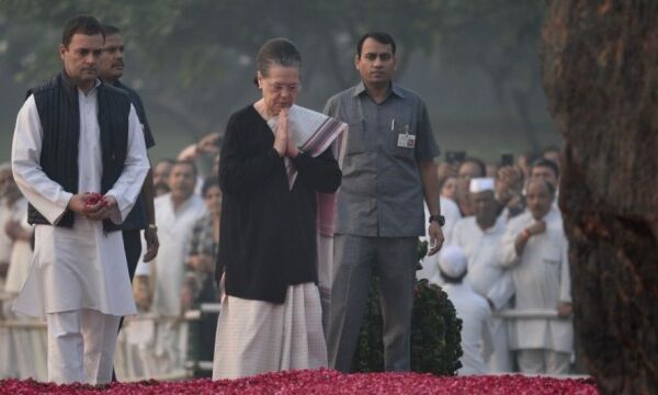 इंदिरा गांधी की पुण्यतिथि आज: राहुल, सोनिया और मनमोहन सिंह ने दी श्रद्धांजलि