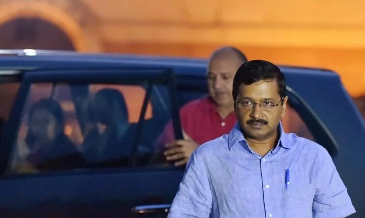 20 विधायकों के अयोग्य घोषित होते ही इन 6 संकटों में घिरी केजरीवाल सरकार