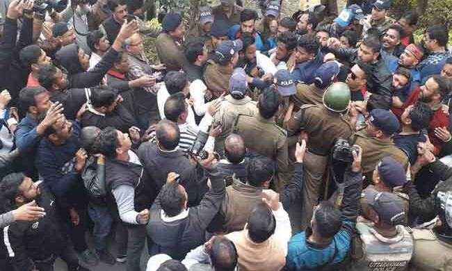 रायपुर थाने में भाजपाइयों और कांग्रेसियों में भिड़ंत