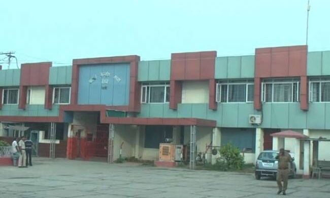 मोतिहारी सेंट्रल जेल में छापा, मोबाइल व चार्जर समेत कई आपत्तिजनक चीजें बरामद