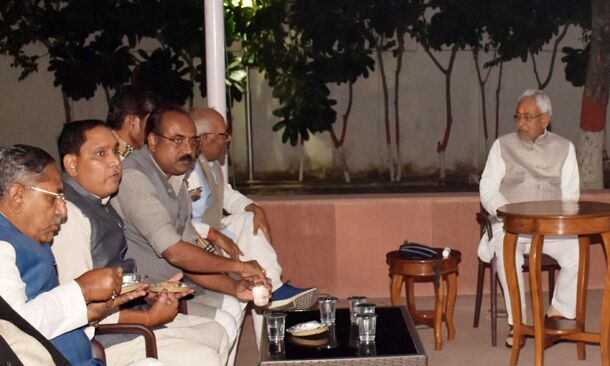 छठ महापर्व पर CM नीतीश के घर उल्लास, लालू-राबड़ी आवास पर पसरा सन्नाटा