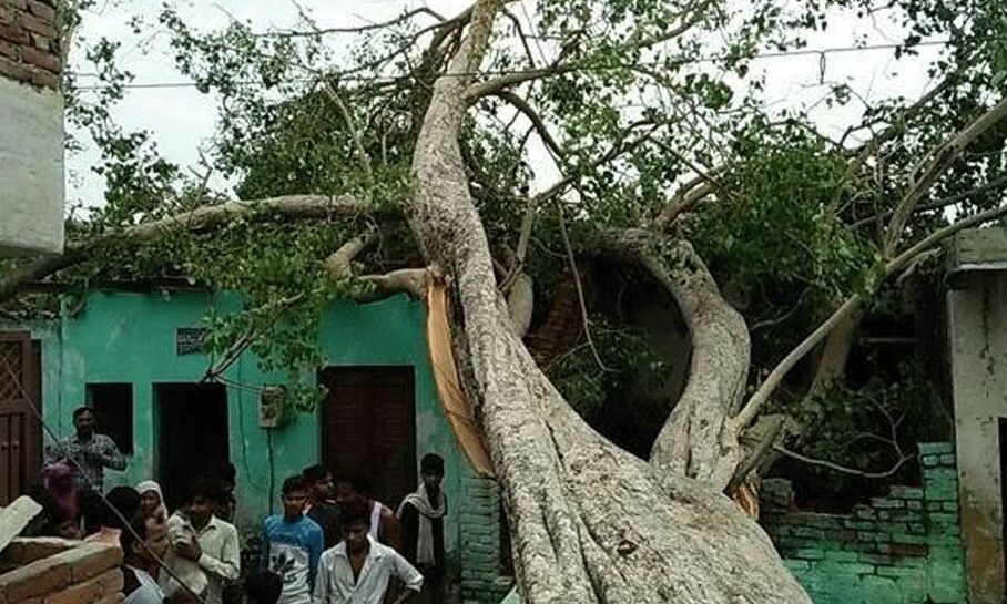 आंधी तूफान से यूपी में 12 लोगों की मौत, 4-4 लाख मुआवजे का ऐलान