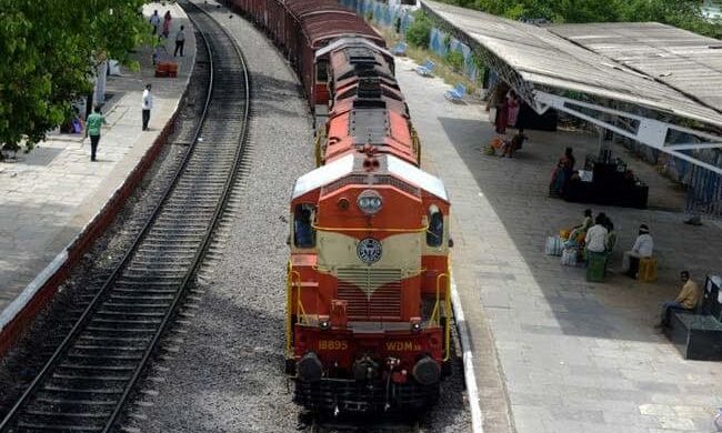 RRB Recruitment 2018: रेलवे में 10वीं पास के लिए हो रही हैं बंपर भर्तियां, जल्द करें आवेदन