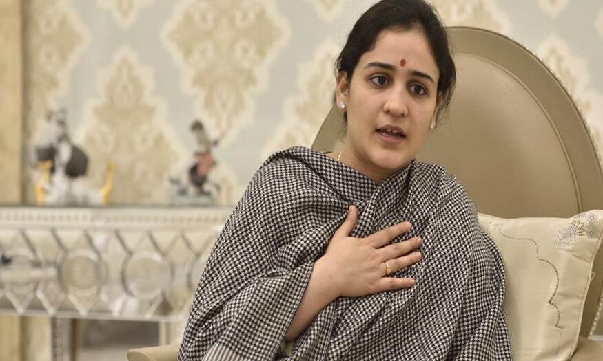 बचते रहे अखिलेश, असम मुद्दे पर मुलायम की छोटी बहू ने दे डाली ममता बनर्जी को सलाह