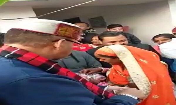 बीजेपी विधायक का महिलाओं को नोट बांटने का वीडियो वायरल, नोटिस जारी