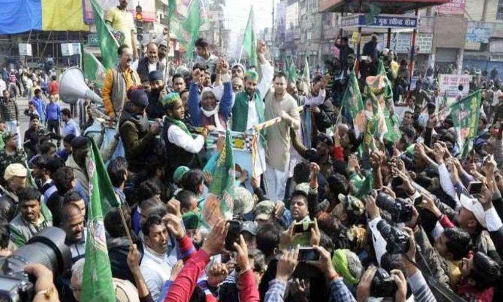 VIDEO: RJD ने बुलाया बिहार बंद, सड़क पर लगवाये अश्लील ठुमके, जाम में फंस हुई महिला मरीज की मौत