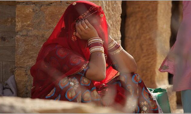 शर्मनाक: यहां 5 लोग मिलकर उतारते हैं लड़की के कपड़े, फिर हाेता है ये सब