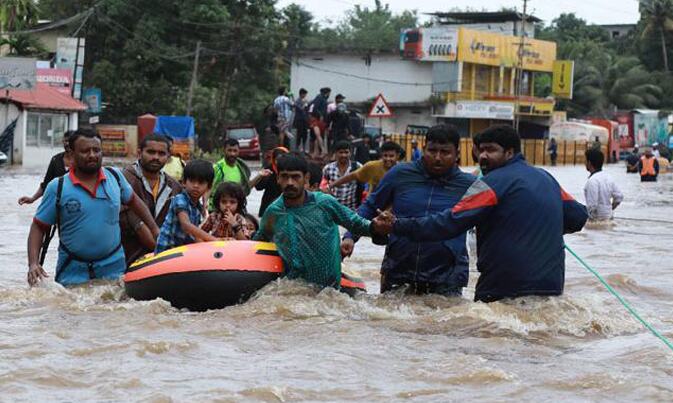 UAE में भारतीय मूल के अरबपतियों ने की केरल बाढ़ पीड़ितों 12.5 करोड़ देने की घोषणा