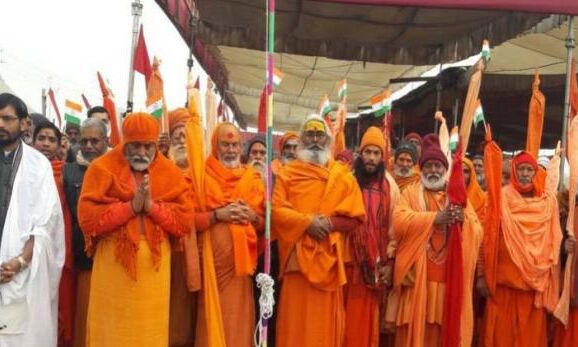 माघ मेला में संतों ने तो लखनऊ ईदगाह में फिरंगी महली ने फहराया तिरंगा