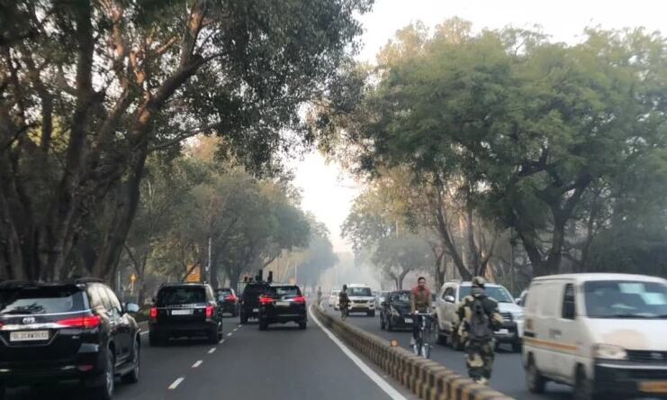 दिल्ली की सड़कों पर बिना किसी ताम-झाम के निकला पीएम मोदी का काफिला