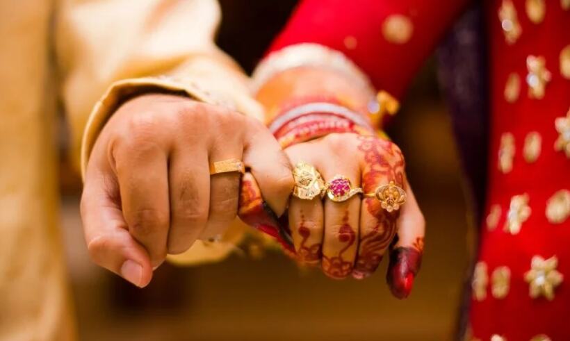 शादी के दिन पुलिसवाले के साथ कुछ ऐसा कर बैठे दूल्हा-दुल्हन, थाने में बीती सुहागरात