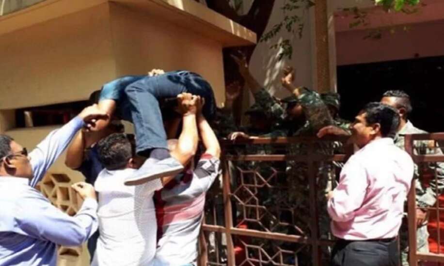 पहले से और गहराया मालदीव संकट, सेना ने सभी सांसदों को बाहर फेंका