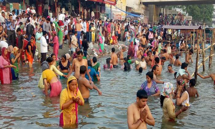 आज अमरोहा में सोमवती अमावस्या पर गंगा घाट पर उमड़े श्रद्धालु